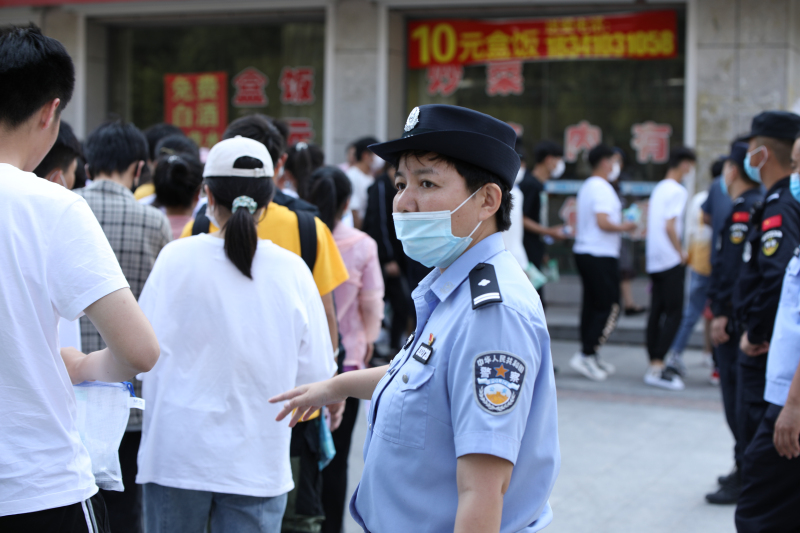 張翼在維持考點(diǎn)入口秩序1