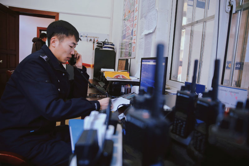 民警在接聽報警電話