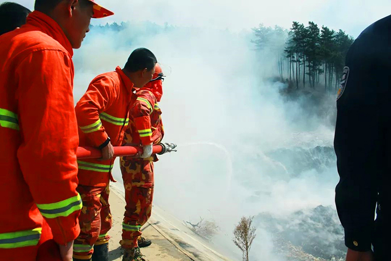 后安派出所民警撲救山火