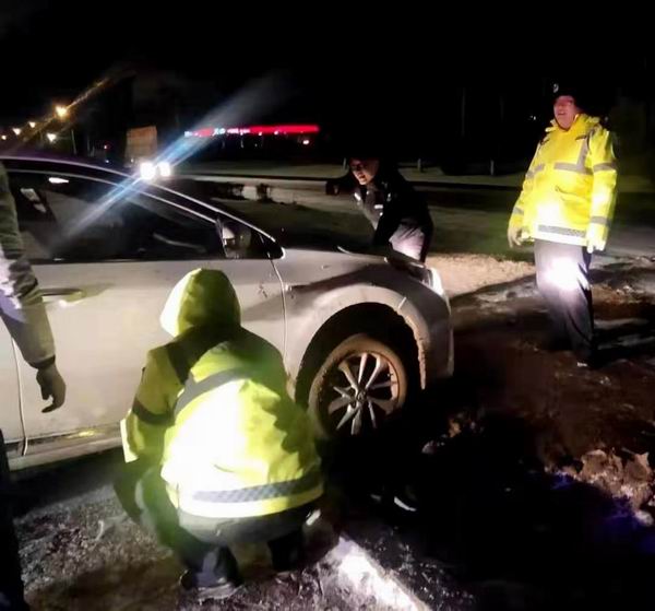 車輪陷淤泥民警來幫忙