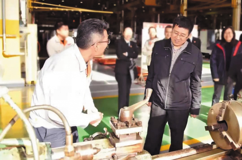 沈陽中院工作團隊實地考察沈陽機床生產(chǎn)經(jīng)營情況