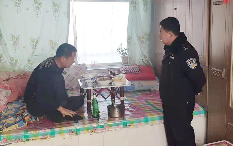 配文2：李鐵忠正在村民家進行調解