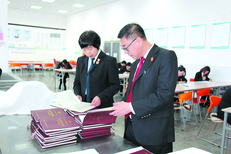 渾南區(qū)法院工作人員緊鑼密鼓批閱卷紙