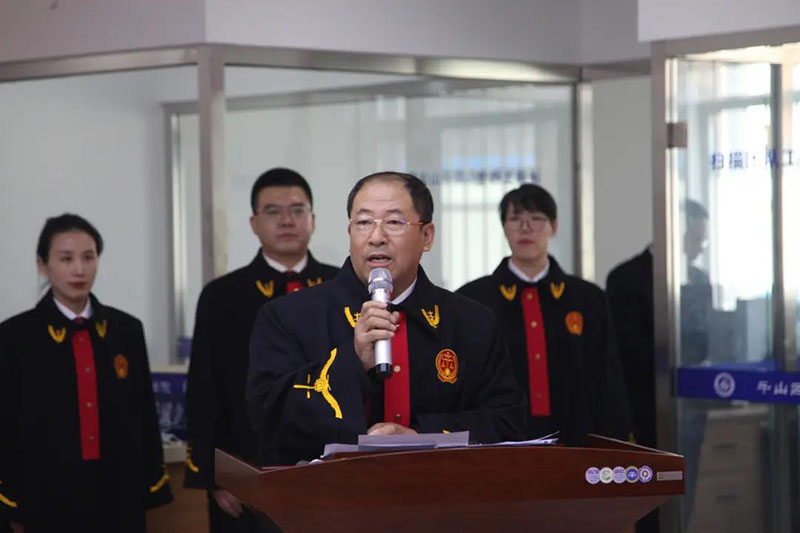 在新任員額法官宣誓儀式上，滕啟剛代表老法官致辭。