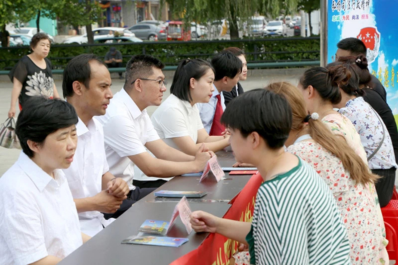 法律服務(wù)團解答百姓問題