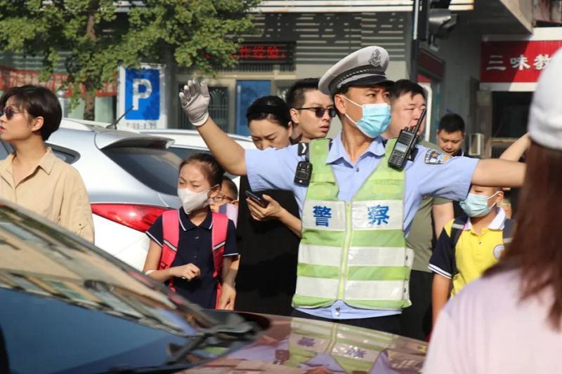 鞍山交警維持校門前交通秩序