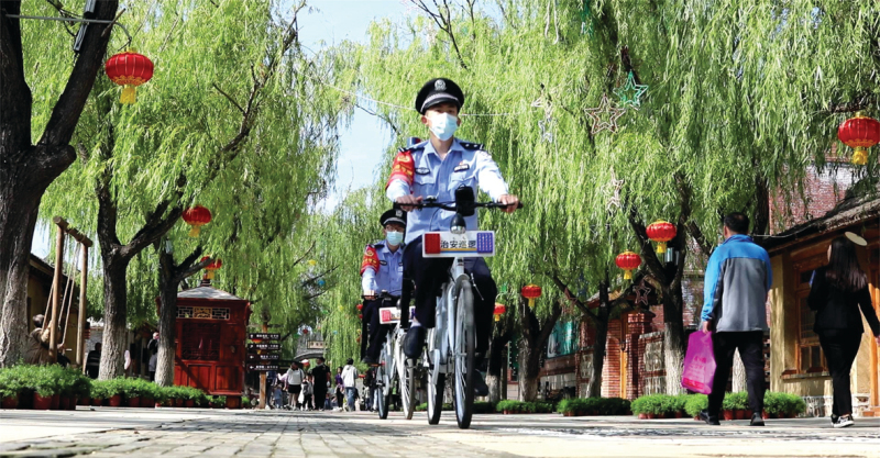 配文1：“旅游警察”在景區(qū)巡邏