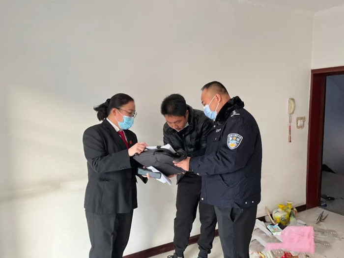 執(zhí)行法官將該房屋交付申請執(zhí)行人