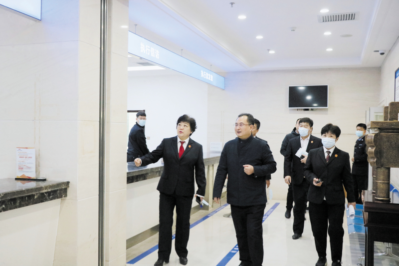 葫蘆島市中級(jí)人民法院黨組書記、代院長于德江(前排中)基層法院調(diào)研