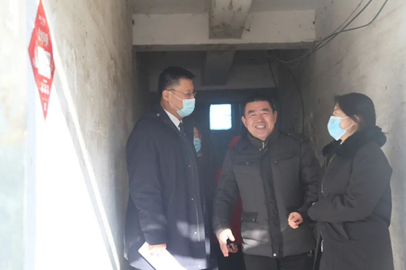 （遼中稿子配圖）法官回訪時，看到居民臉上洋溢著喜悅的笑容