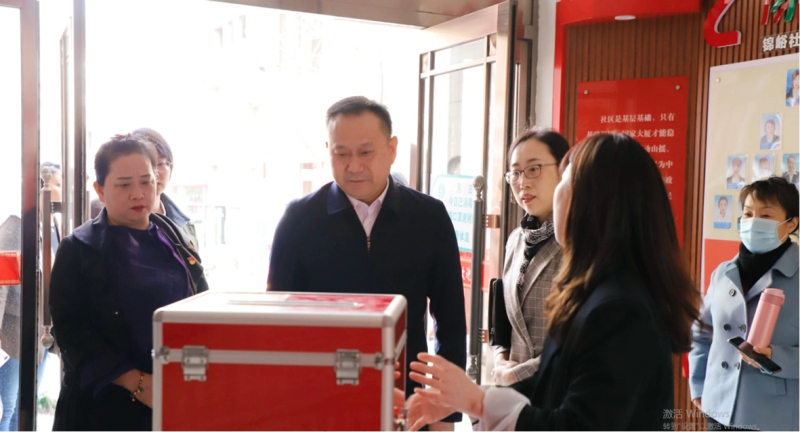 本溪市委常委、政法委書記徐勝（中）到“支部共建、社區(qū)共治”示范點調(diào)研