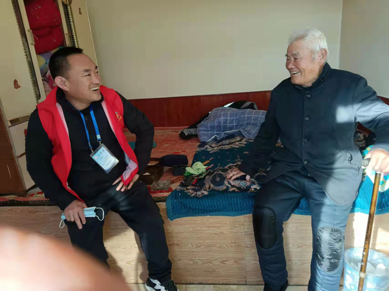 上門了解群眾需求。