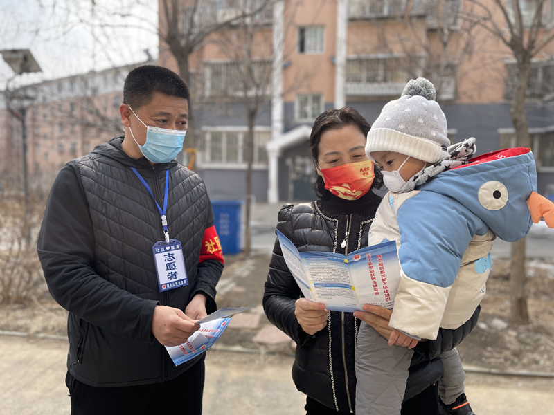 調兵山市司法局辦公室主任李偉向轄區(qū)群眾普及疫情防控法律常識