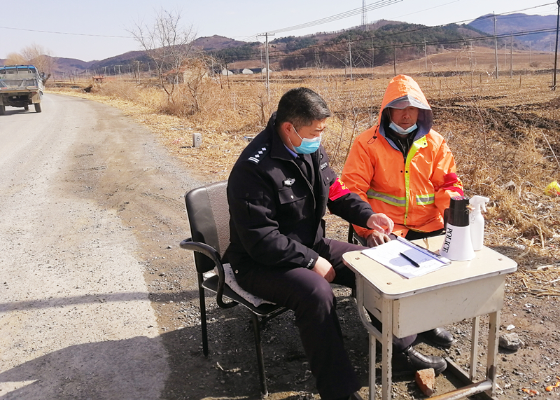 李鳳偉（左）和村民在村口值守中