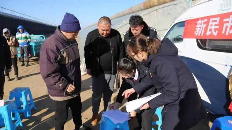 新民市法院法官駐村服務(wù)站進(jìn)行示范性訴訟庭審后當(dāng)事人簽署文書
