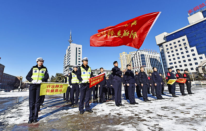 青年民警“創(chuàng)城先鋒隊(duì)”號(hào)召居民文明出行