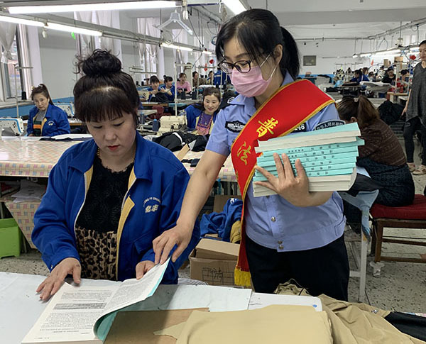 5月24日，東港市司法局北井子司法所所長單雪在東港市億豐服裝廠為職工解答法律問題