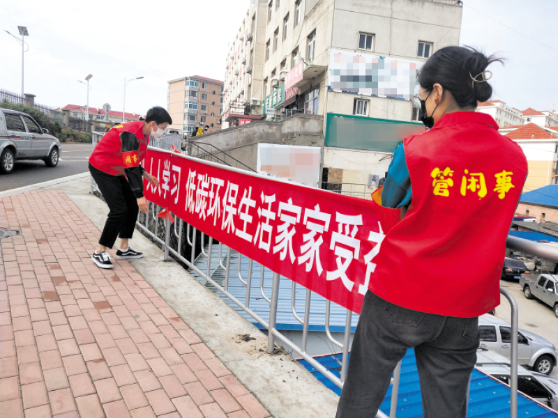 “閑事佬”在社區(qū)服務。