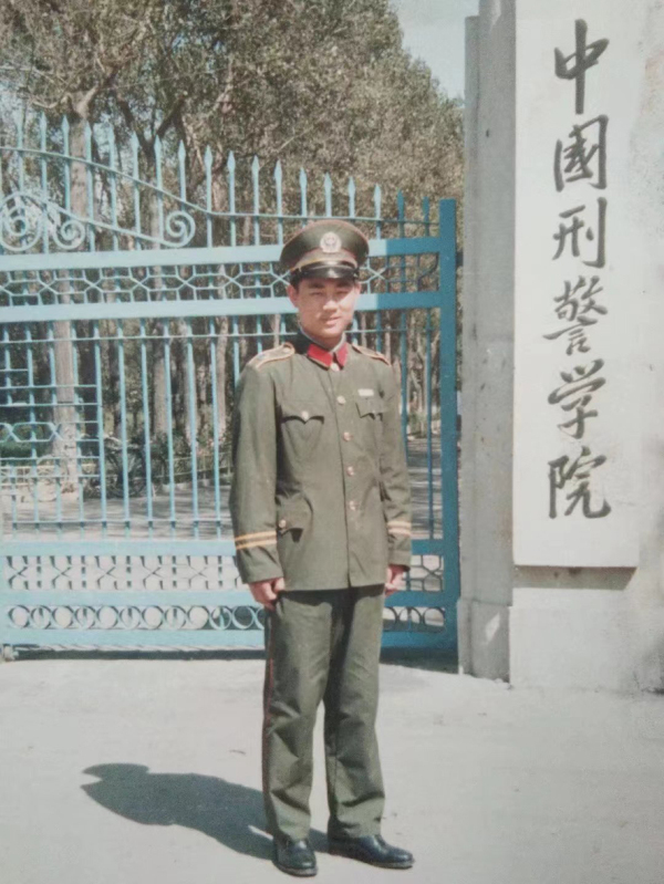 穿上警服，黃國華信心滿滿