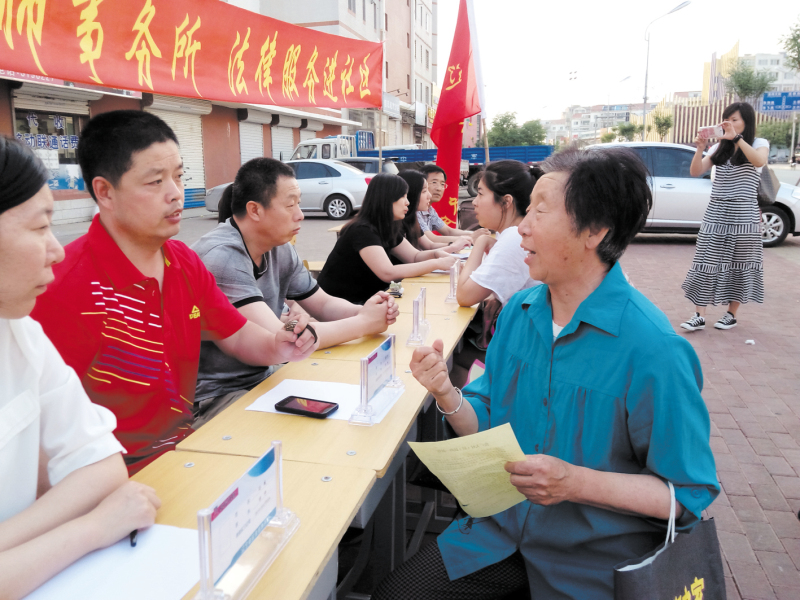 龍港區(qū)連灣 道凱地家園社區(qū)網(wǎng)格員與律師開(kāi)展維權(quán)活動(dòng)