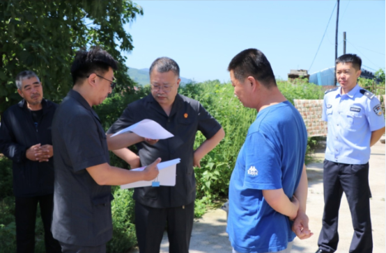 鳳城法院法官現(xiàn)場(chǎng)執(zhí)行。
