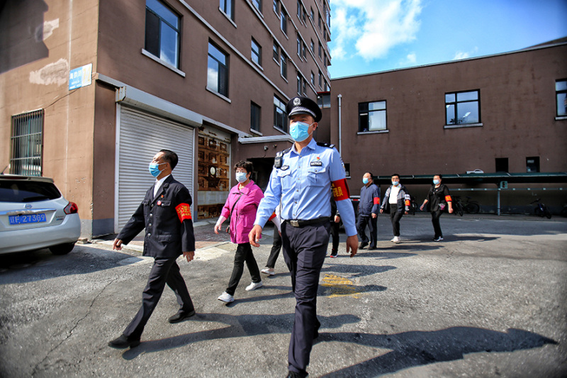 李鵬先后組建了義務(wù)巡邏隊(duì)、商戶聯(lián)盟、治安調(diào)解組等，為社區(qū)營(yíng)造良好的治安環(huán)境。