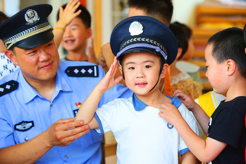 李鵬早已成為社區(qū)孩子們的偶像。