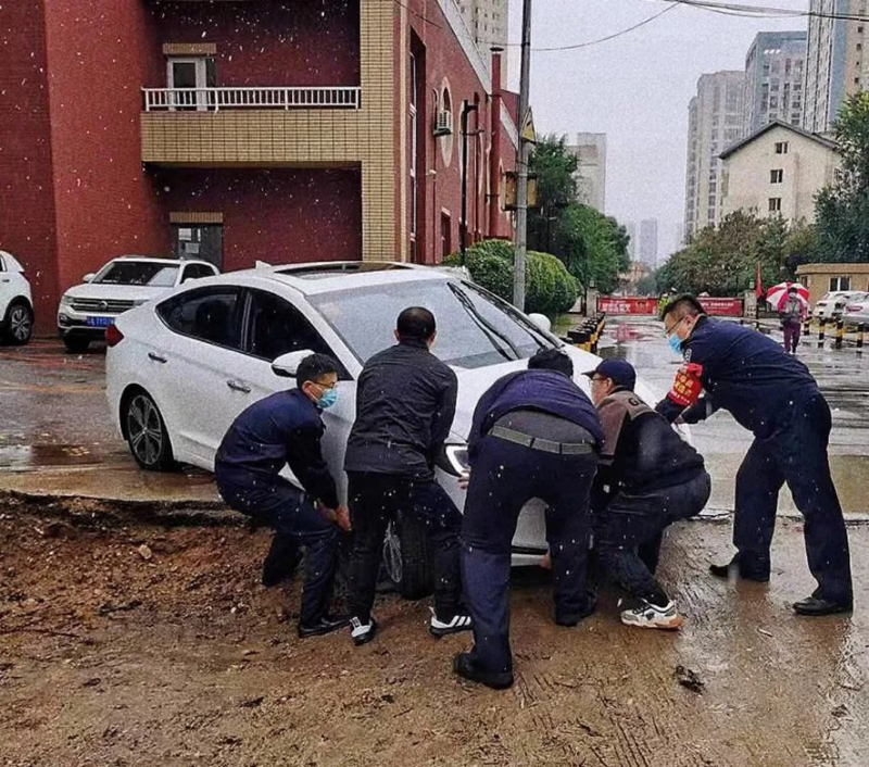 北海派出所民警救助被困車輛。