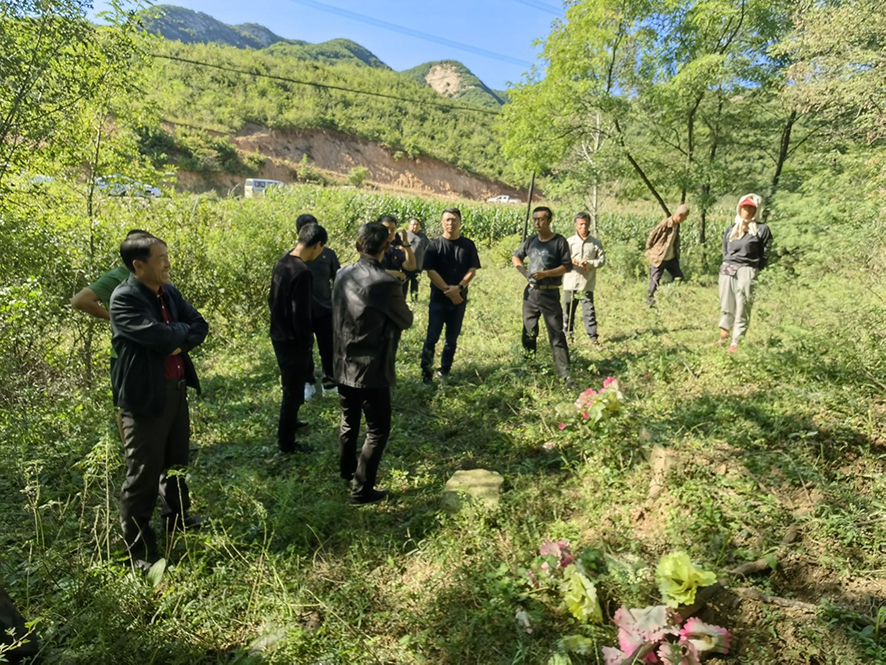 法官到現(xiàn)場了解情況。
