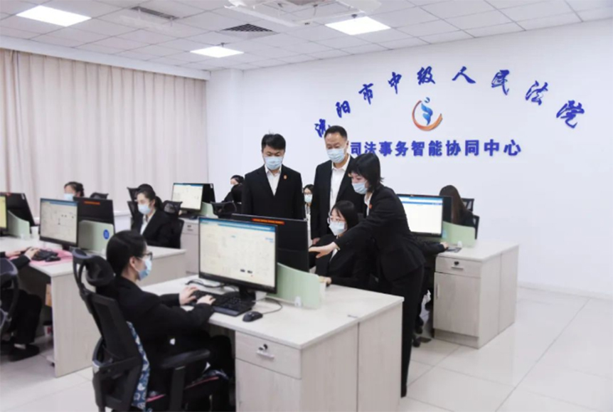 配文1：沈陽中院信息化處在研究全流程無紙化辦案系統(tǒng)。