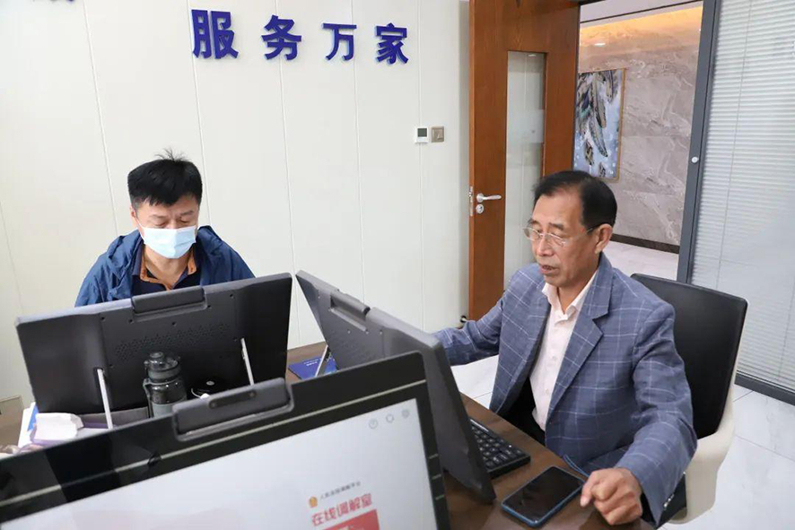 配文1：龍城區(qū)法院特邀調(diào)解員研究矛盾糾紛化解對策。