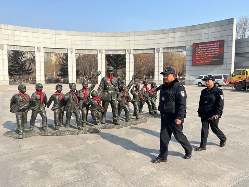 雷鋒派出所民警在雷鋒紀(jì)念館門前的廣場(chǎng)上巡邏。