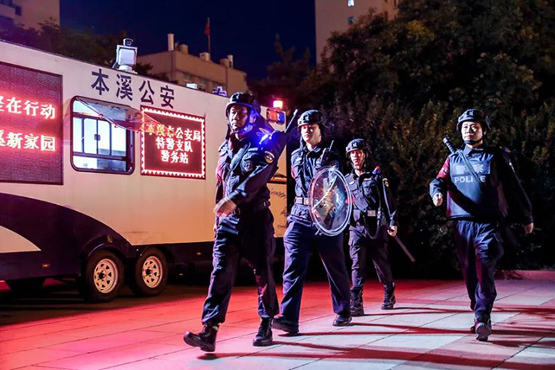本溪市公安局巡特警夜巡市政府廣場。