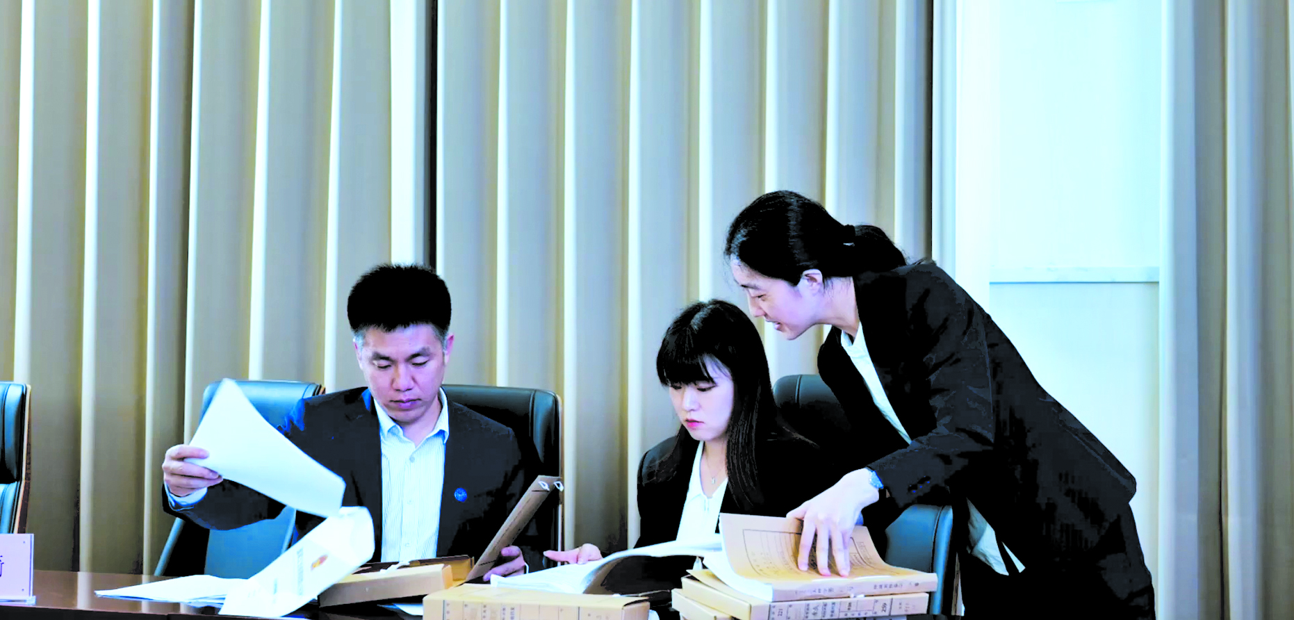 仲裁秘書正在研究案件。副本