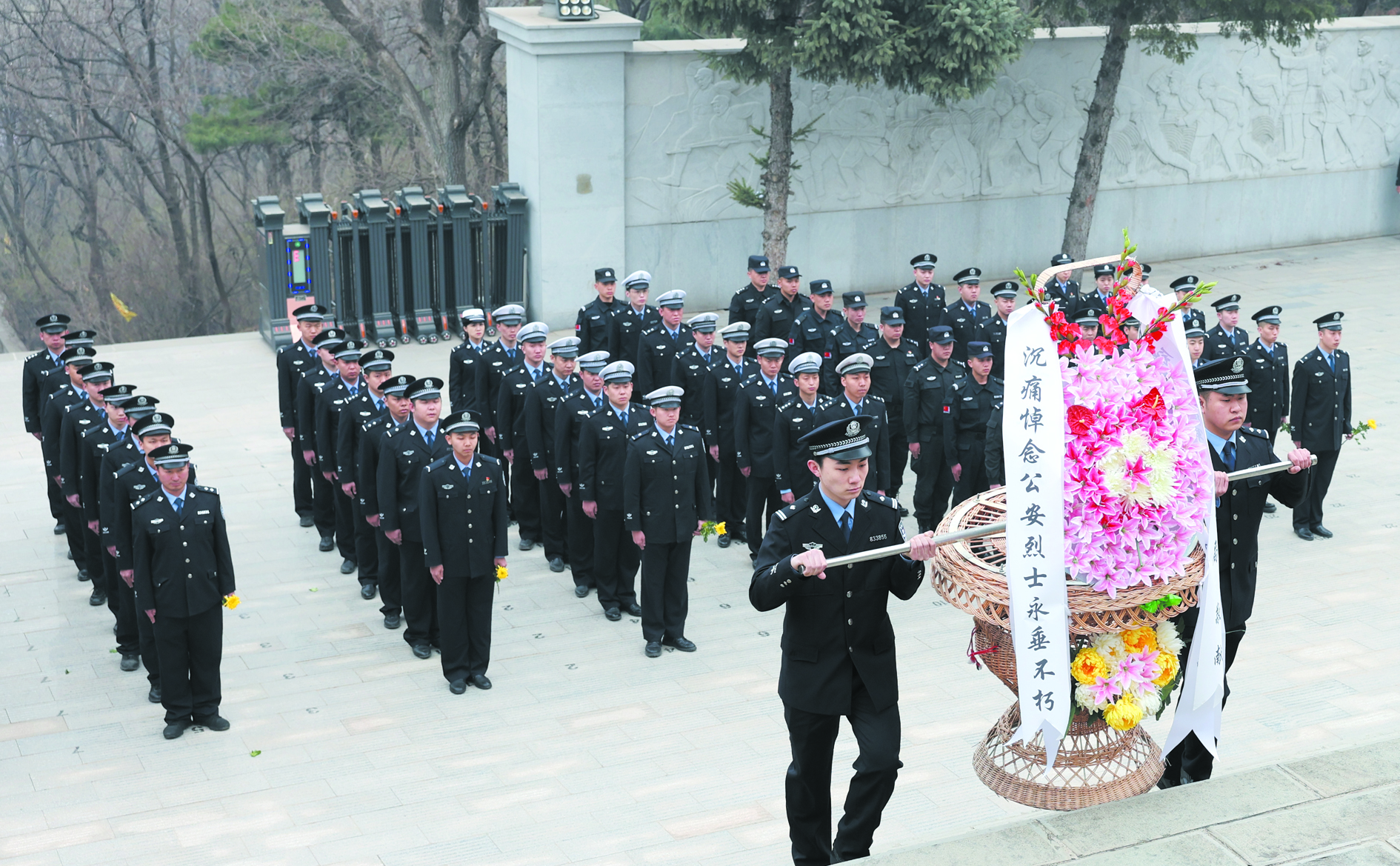 鐵嶺民警代表向公安英烈敬獻(xiàn)花圈。