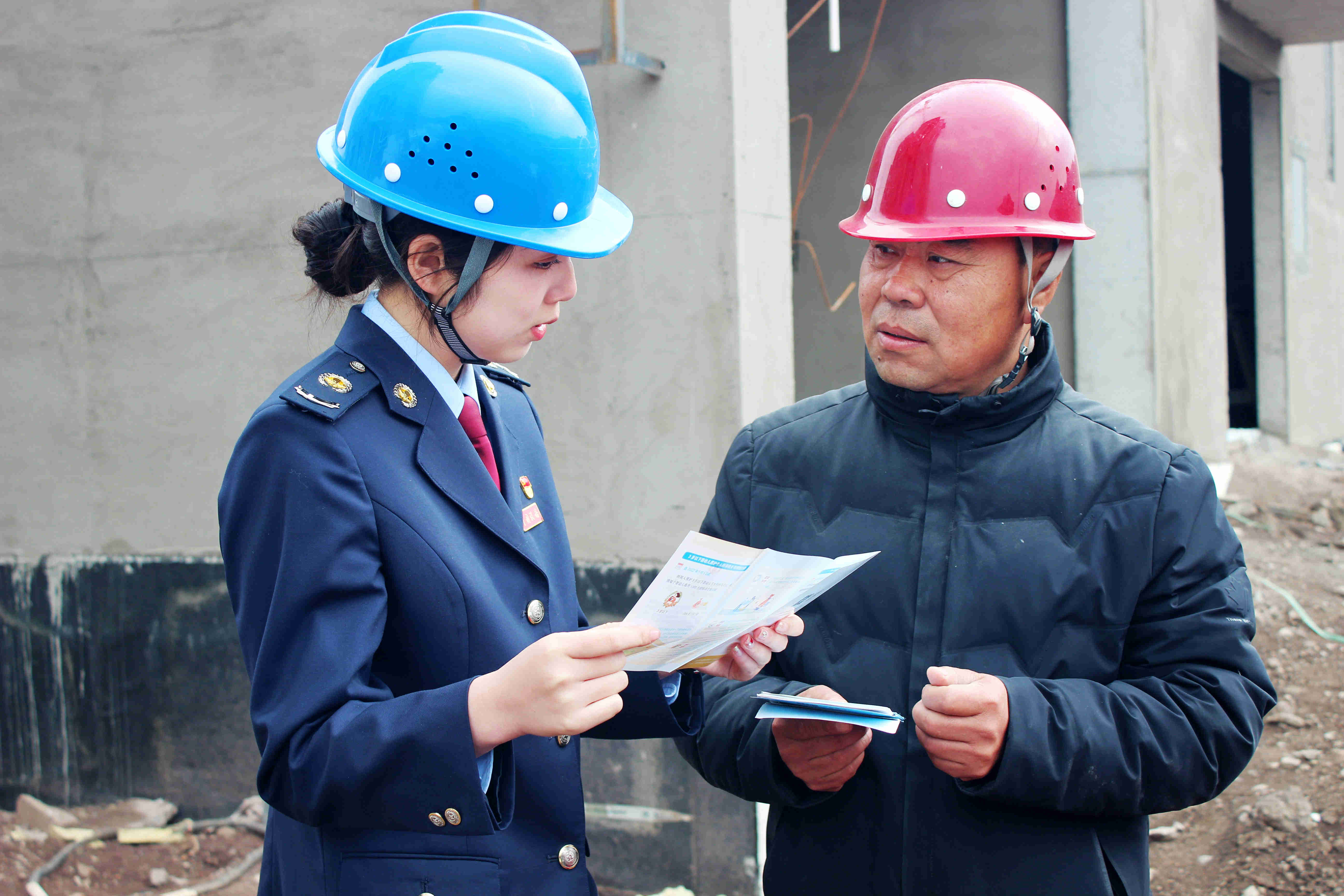 撫順市稅務(wù)局第一稅務(wù)分局稅法宣傳小隊(duì)走進(jìn)工地施工現(xiàn)場(chǎng)宣講個(gè)稅匯算政策1