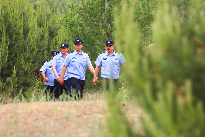 如今茂盛的綠植為巡邏的民警遮擋風(fēng)沙。