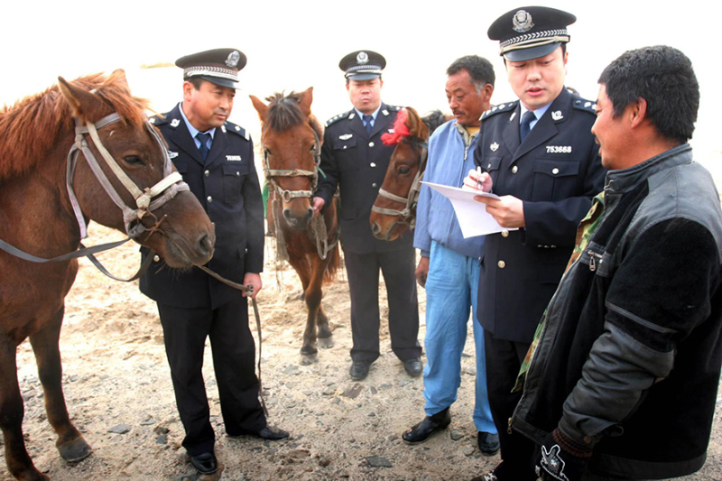 2009年10月，所長(zhǎng)張展（右二）在出警現(xiàn)場(chǎng)。