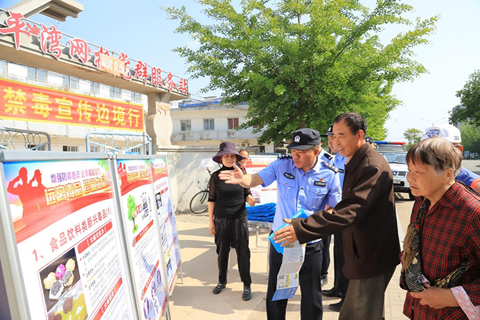 丹東干警沿鴨綠江邊國境一線開展禁毒宣傳。