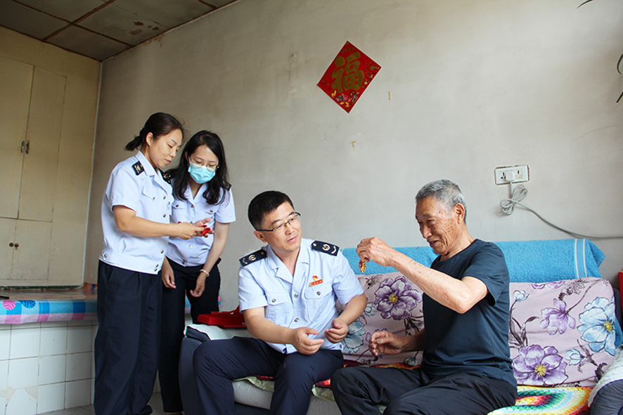 沈陽(yáng)新民——0704組織開(kāi)展頒發(fā)“光榮在黨50年”紀(jì)念章活動(dòng)1