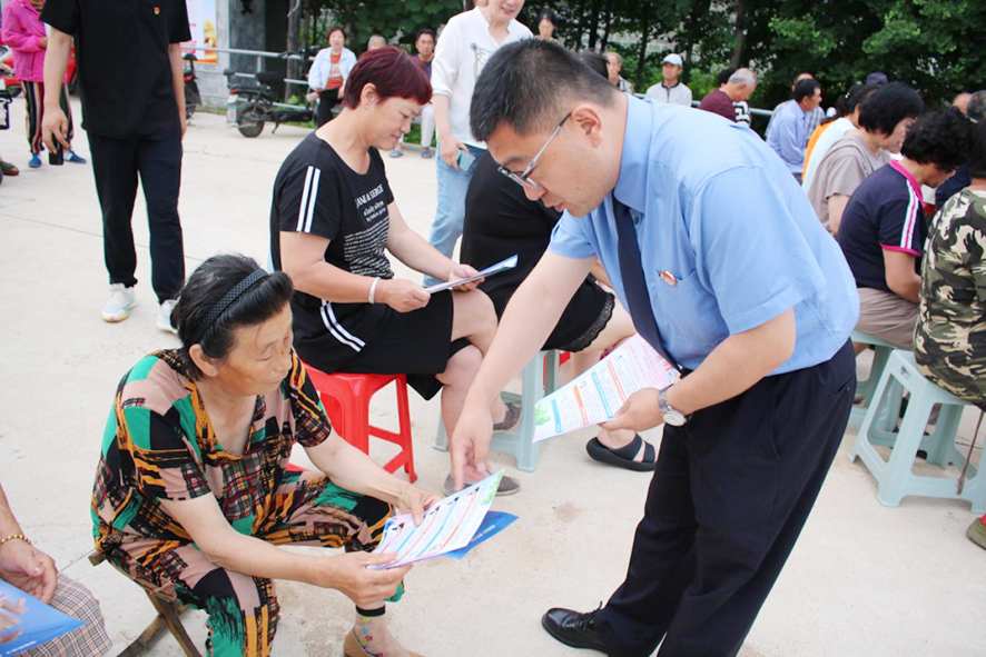 檢察干警向村民發(fā)放普法宣傳單。