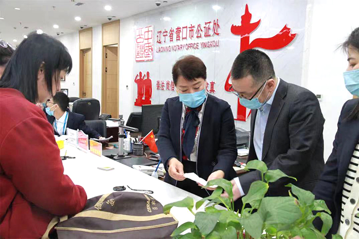營口市司法局領(lǐng)導(dǎo)干部（中）坐窗口、走流程解決百姓問題