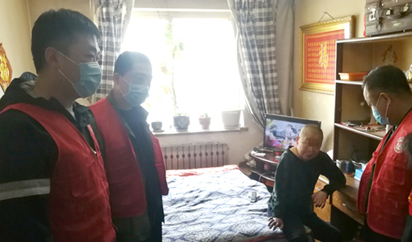 圖2，干警走訪轄區(qū)內(nèi)困難群眾