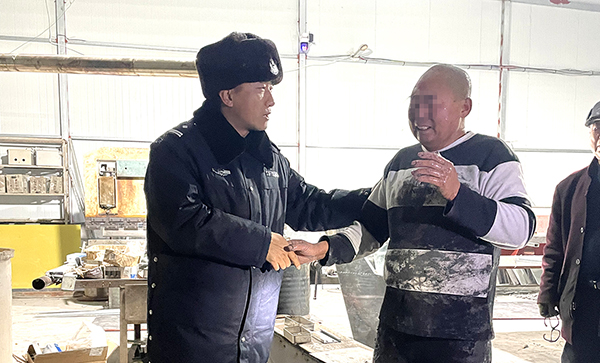 圖3，獲救的李某激動萬分