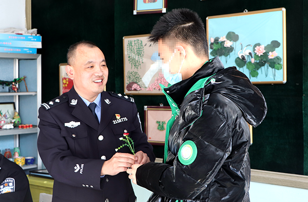 圖8，一位“特殊天使”將手工藝花送給劉軍，祝警察節(jié)快樂！