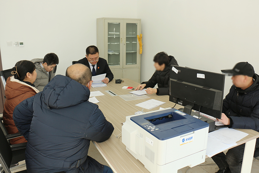 記者（左三）參與一起商品房買賣合同糾紛案相關違約金履行賠付結案程序