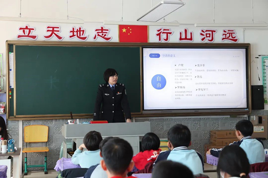 省女子監(jiān)獄民警為同學們上普法課