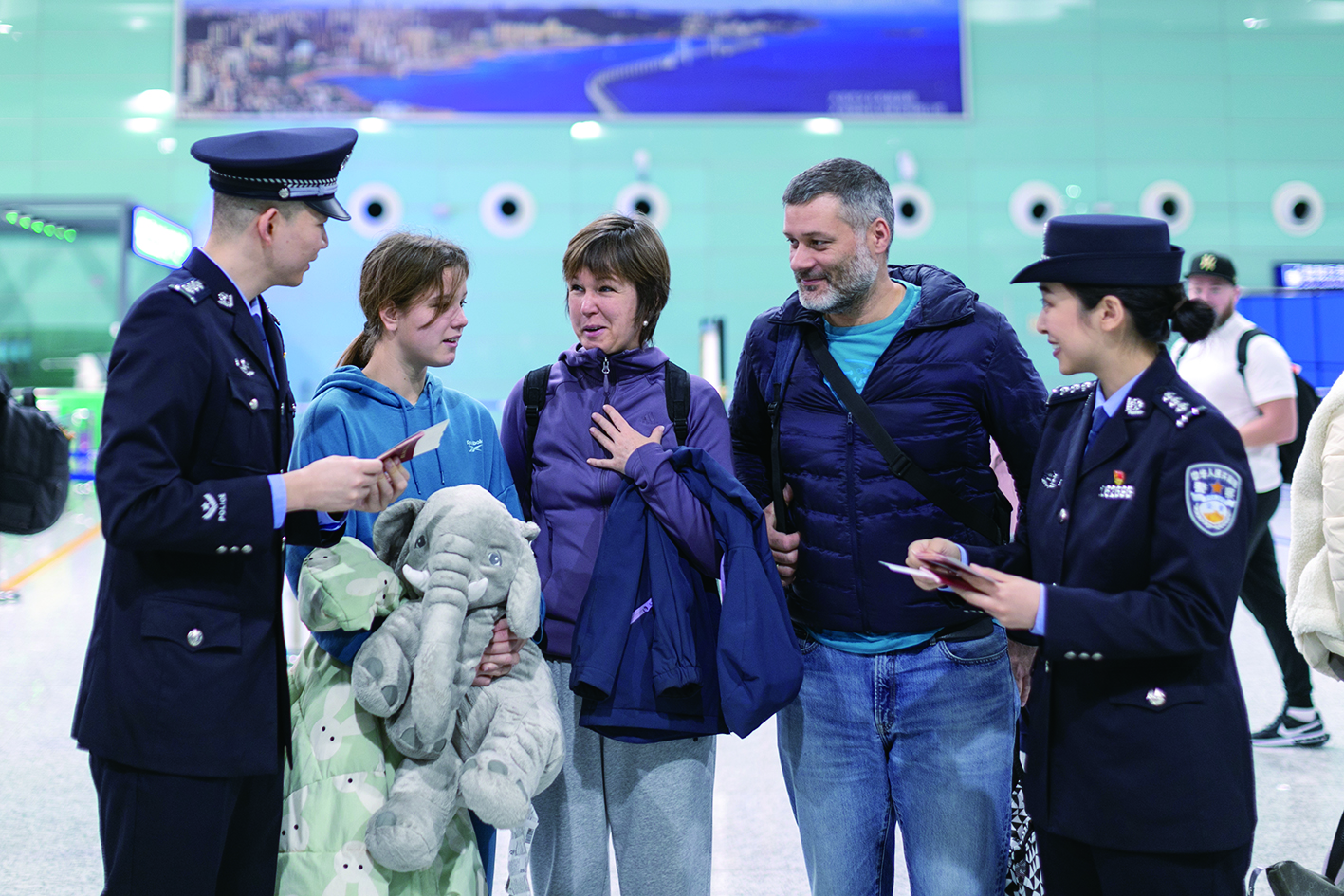 民警在為外國旅客提供幫助