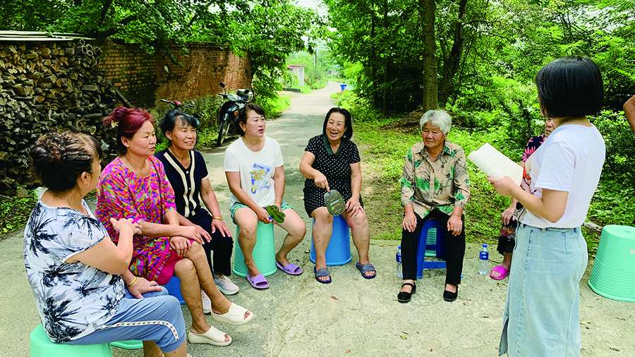 村里組織部分村民開會(huì)，征集村民好建議