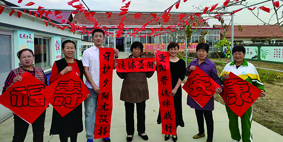 10月11日，東港市司法局北井子司法所在“平安舒心小院兒”開展為老年人送法宣傳活動。  本報記者 蔡冰 攝